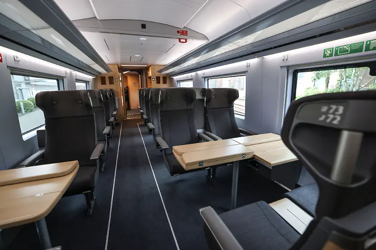 Sitzreihen-der-1-Klasse-in-einem-ICE-3-NEO-Zur-Modernisierung-der-Fernverkehrsflotte-hat-die-Bahn-90-ICE-3-Neo-beim-Zugbauer-Siemens-bestellt-der-letzte-davon-soll-bis-August-2028-ausgeliefert-sein