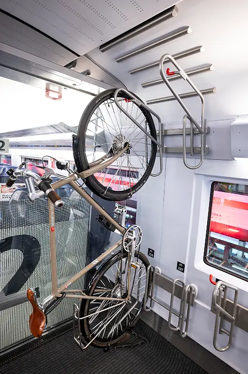 Der-Fahrrad-Stellplatz-in-einem-ICE-3neo