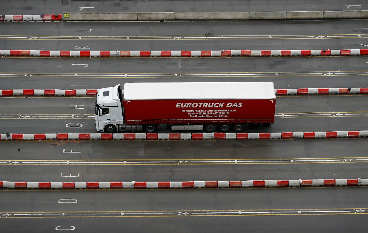 2020-01-31T113035Z-783611006-RC2ZQE9TAWMQ-RTRMADP-3-BRITAIN-EU-DOVER-PORT