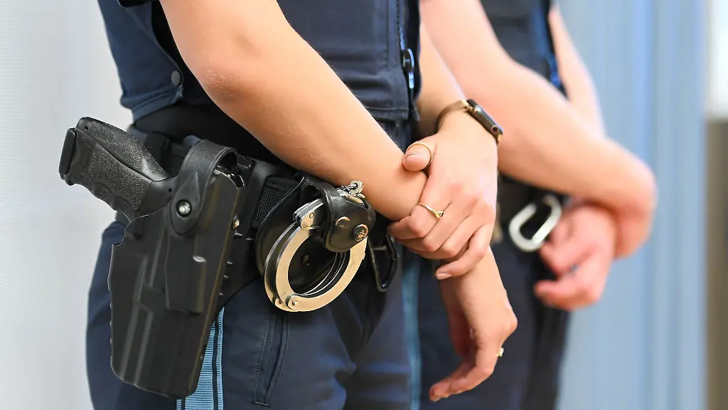 Ein-Polizist-gab-bei-der-Verfolgung-zwei-Warnschuesse-aus-seiner-Waffe-ab