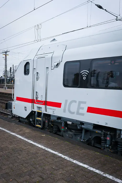 Premiere-fuer-den-ICE-L-zum-Fahrplanwechsel-am-14-Dezember-2025-Jungfernfahrt-von-Berlin-Nach-Koeln-Einfahrt-des-ersten-planmaessig-verkehrenden-ICE-L-nach-Hamm-HBF-Der-Zug-ist-barrierefrei-Hamm-Nordrhein-Westfalen-DEU-Deutschland-14-12