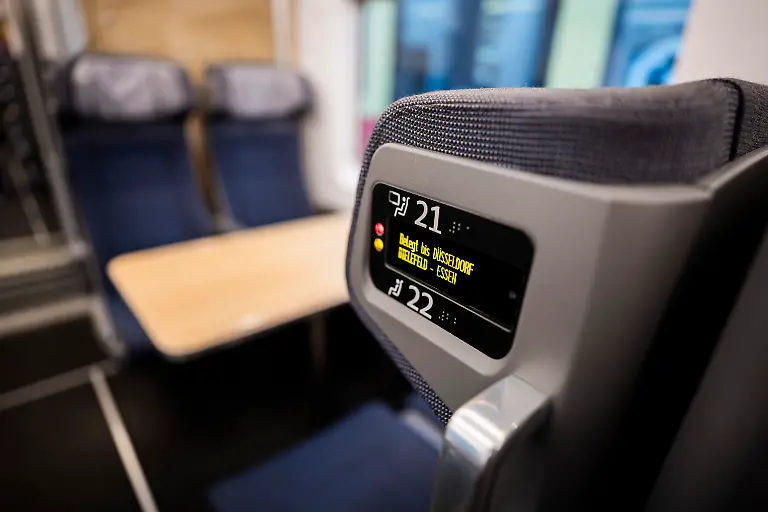 Reservierungsanzeigen-bei-der-Premiere-des-neuen-ICE-L-der-Deutschen-Bahn-am-Berliner-Ostbahnhof-in-der-2-Klasse-Erstmals-stellte-die-Deutsche-Bahn-den-kompletten-Zug-der-unter-anderem-einen-stufenlosen-Einstieg-bietet-im-Berliner-Ostbahnhof-der-Oeffentlichkeit-vor