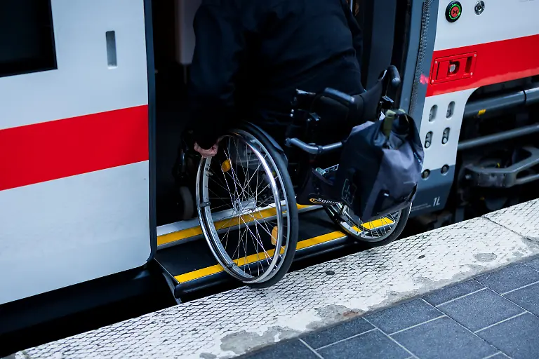 Ein-Mann-im-Rollstuhl-faehrt-bei-der-Premiere-des-neuen-ICE-L-der-Deutschen-Bahn-am-Berliner-Ostbahnhof-in-den-Zug-Erstmals-stellte-die-Deutsche-Bahn-den-kompletten-Zug-der-unter-anderem-einen-stufenlosen-Einstieg-bietet-im-Berliner-Ostbahnhof-der-Oeffentlichkeit-vor