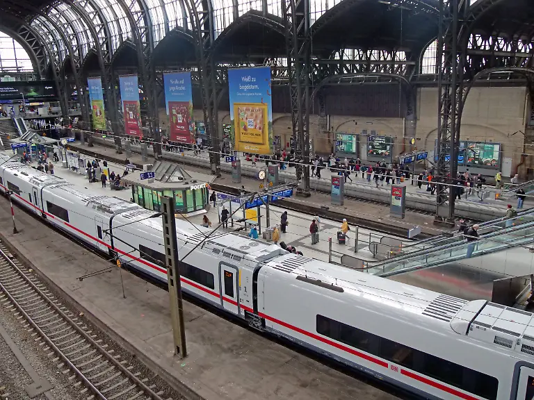 Einblicke-bei-einer-Bahnfahrt-mit-Start-auf-dem-Hbf-in-Hamburg-Reise-in-Deutschland-mit-der-Deutschen-Bahn
