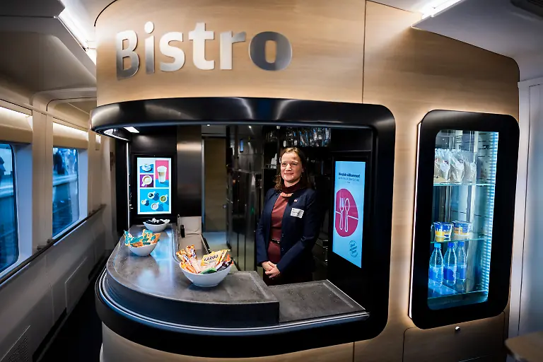 Das-Bordbristro-bei-der-Premiere-des-neuen-ICE-L-der-Deutschen-Bahn-am-Berliner-Ostbahnhof-Erstmals-stellte-die-Deutsche-Bahn-den-kompletten-Zug-der-unter-anderem-einen-stufenlosen-Einstieg-bietet-im-Berliner-Ostbahnhof-der-Oeffentlichkeit-vor