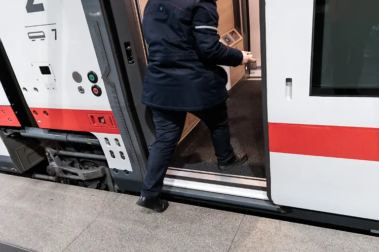 Zugpersonal-steigt-in-den-neuen-ICE-L-der-Deutschen-Bahn-der-als-ICE-1548-von-Berlin-nach-Koeln-faehrt
