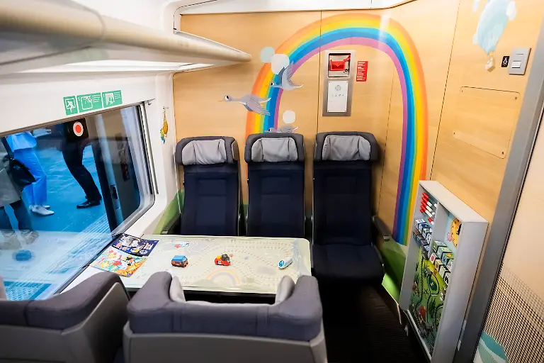 Das-Familienabteil-bei-der-Premiere-des-neuen-ICE-L-der-Deutschen-Bahn-am-Berliner-Ostbahnhof-Erstmals-stellte-die-Deutsche-Bahn-den-kompletten-Zug-der-unter-anderem-einen-stufenlosen-Einstieg-bietet-im-Berliner-Ostbahnhof-der-Oeffentlichkeit-vor