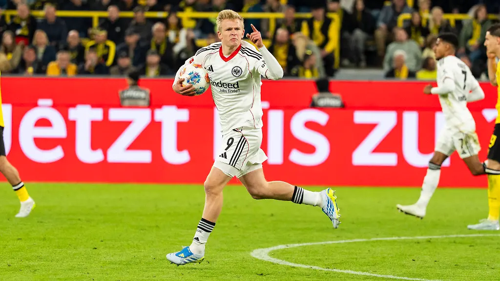 Jubel-nach-dem-Tor-zum-3-2-durch-Jonathan-Burkardt-Eintracht-Frankfurt-9-jubelnd-bejubelt-jubelt-jubeln-emotionen-celebrate-Tor-Goal-Borussia-Dortmund-Eintracht-Frankfurt-33-Spieltag-1-Bundesliga-in-Dortmund-Signal-Iduna-Park-DFL-regulations-prohibit-any-use-of-photographs-as-image-sequences-and-or-quasi-video