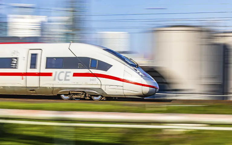 ICE-unterwegs-vor-urbaner-Umgebung-Frankfurt-a