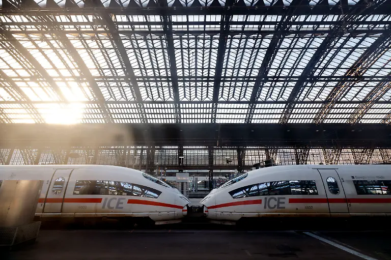 Der-Koelner-Hauptbahnhof-ist-weitgehend-verlassen-Wartehalle-und-Gleise-sind-fast-leer-Die-Gewerkschaft-Deutscher-Lokomotivfuehrer-GDL-hat-ab-Mitte-der-Woche-zum-ersten-mehrtaegigen-Streik-im-aktuellen-Tarifkonflikt-mit-der-Deutschen-Bahn-und-anderen-Unternehmen-aufgerufen-Die-Deutsche-Bahn-hat-mit-einem-Notfall-Fahrplan-fuer-sporadische-Verbindungen-reagiert-Themenbild-Symbolbild-Koeln-11-01