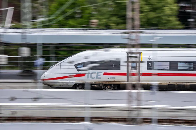 Bahnverkehr-vor-dem-Hauptbahnhof-von-Duisburg-ICE-Zug-NRW-Deutschland