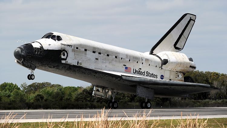 Das Space Shuttle "Discovery" landet am 9. März 2011 nach ihrem letzten Einsatz auf dem Kennedy Space Center in Florida.