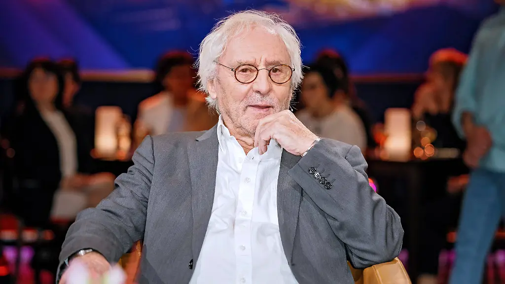 MDR-Riverboat-Schauspieler-Guenther-Maria-Halmer-anlaesslich-der-Aufzeichnung-der-MDR-Talkshow-Riverboat-am-26-04-2024-in-der-Mediacity-Leipzig