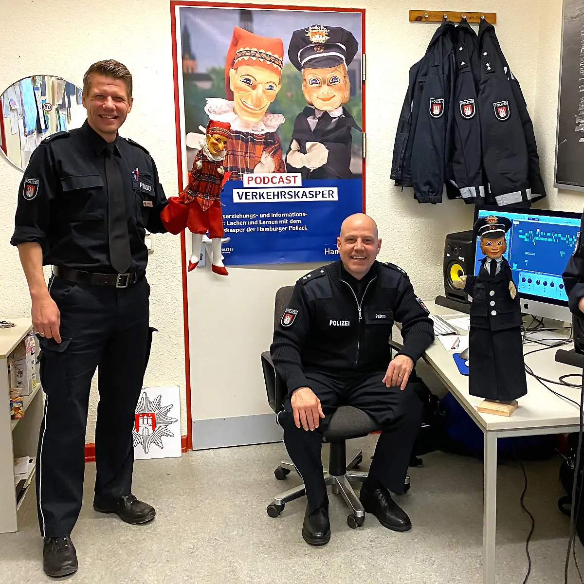 HANDOUT-Die-Macher-des-Hamburger-Verkehrspodcasts-der-Polizei-Patrick-Ittrich-l-r-Andre-Peters-und-Anique-Meyer-stehen-in-ihrem-Podcast-Studio-Den-Podcast-gibt-es-wegen-der-Corona-Krise-und-er-wird-gut-angenommen-Fuer-den-Dezember-haben-sich-die-Beamten-eine-Weihnachtsfolge-ausgedacht