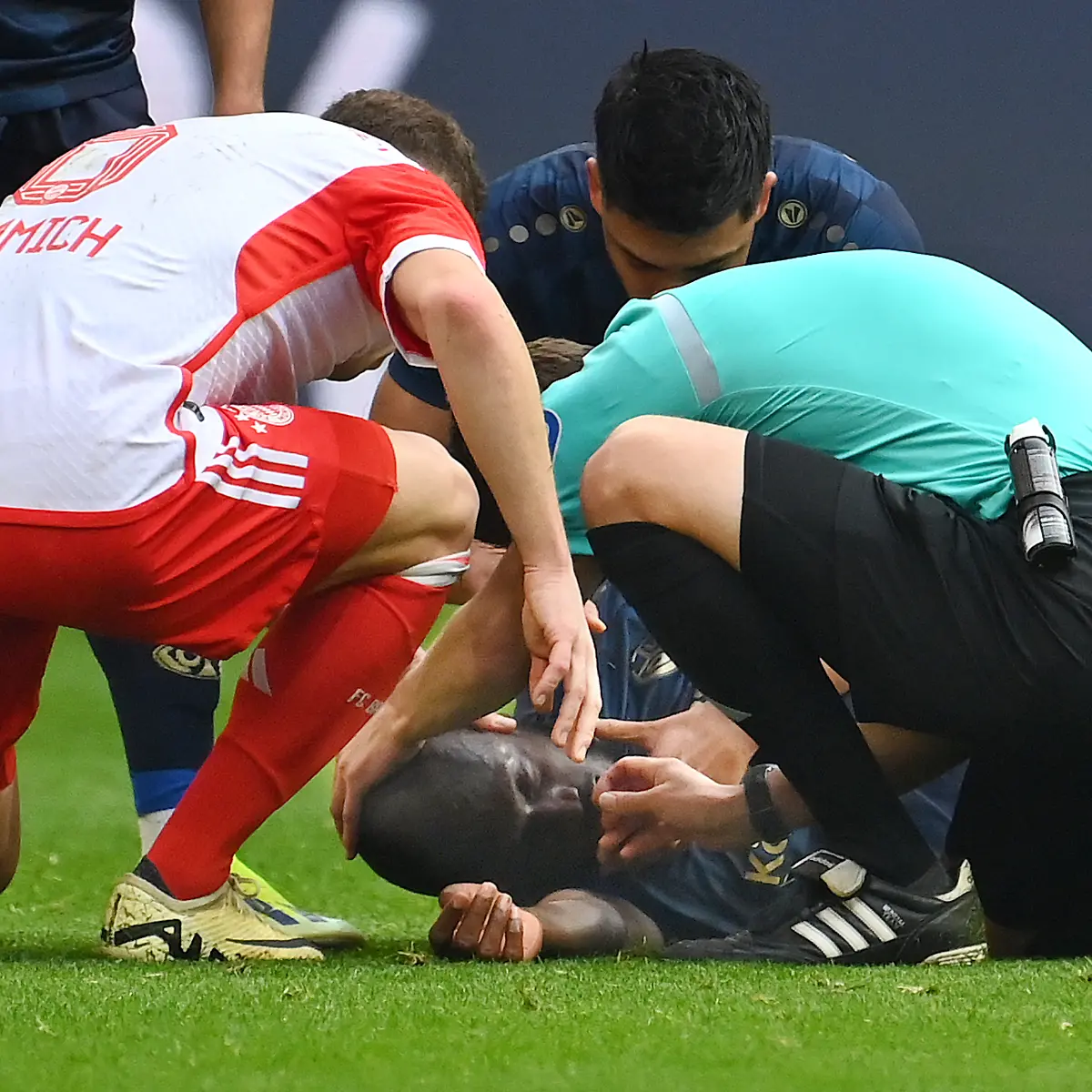 Joshua-GUILAVOGU-1-FSV-Mainz-05-liegt-bewusstlos-am-Boden-verletzt-Verletzung-Schiedsrichter-Patrick-ITTRICH-hilft-und-rettet-ihm-womoglich-das-Leben-weil-der-Spieler-seine-Zunge-verschluckt-hat-li-Joshua-KIMMICH-Bayern-Muenchen-hi-Nadiem-AMIRI-1-FSV-Mainz-05-Fussball-1-Bundesliga-Saison-2023-2024-25-Spieltag-Spieltag25-FC-Bayern-Muenchen-1-FSV-Mainz-05-8-1-am-09-03