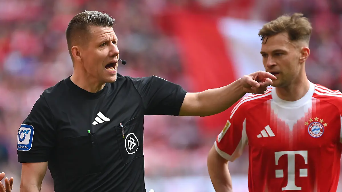 v-li-Michael-OLISE-Bayern-Muenchen-Schiedsrichter-Patrick-ITTRICH-Joshua-KIMMICH-Bayern-Muenchen-Fussball-1-Bundesliga-Saison-2025-2026-27-Spieltag-Spieltag27-FC-Bayern-Muenchen-1-FC-Union-Berlin-4-0-am-21-03-2026-A-L-L-I-A-N-Z-A-R-E-N-A