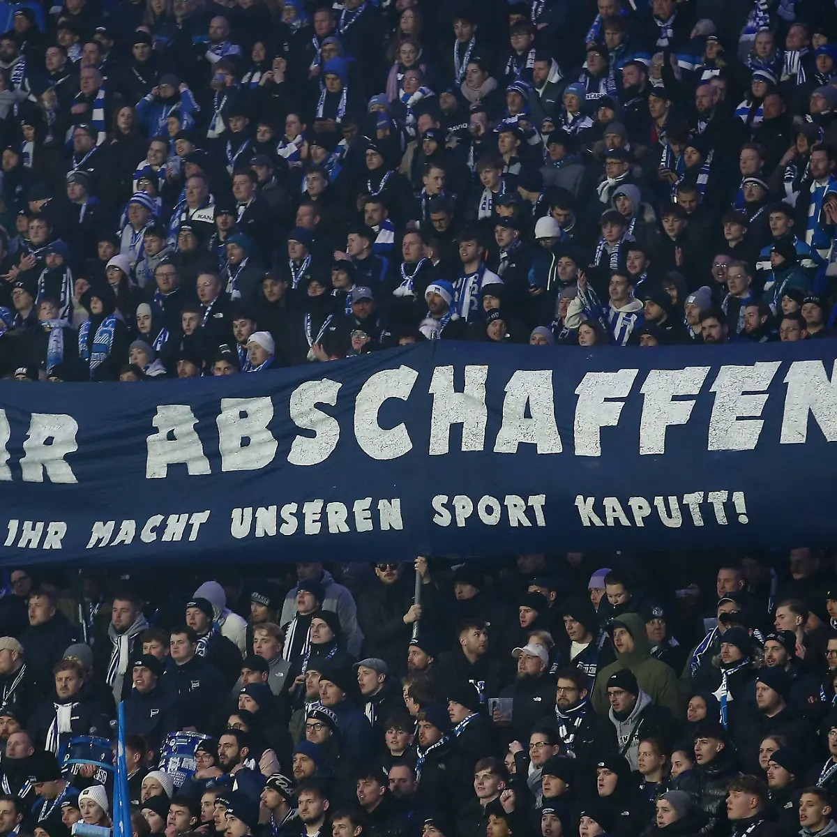 10-02-206-xtgx-Fussball-DFB-Pokal-1-4-Finale-Hertha-BSC-Berlin-SC-Freiburg-emspor-v-l