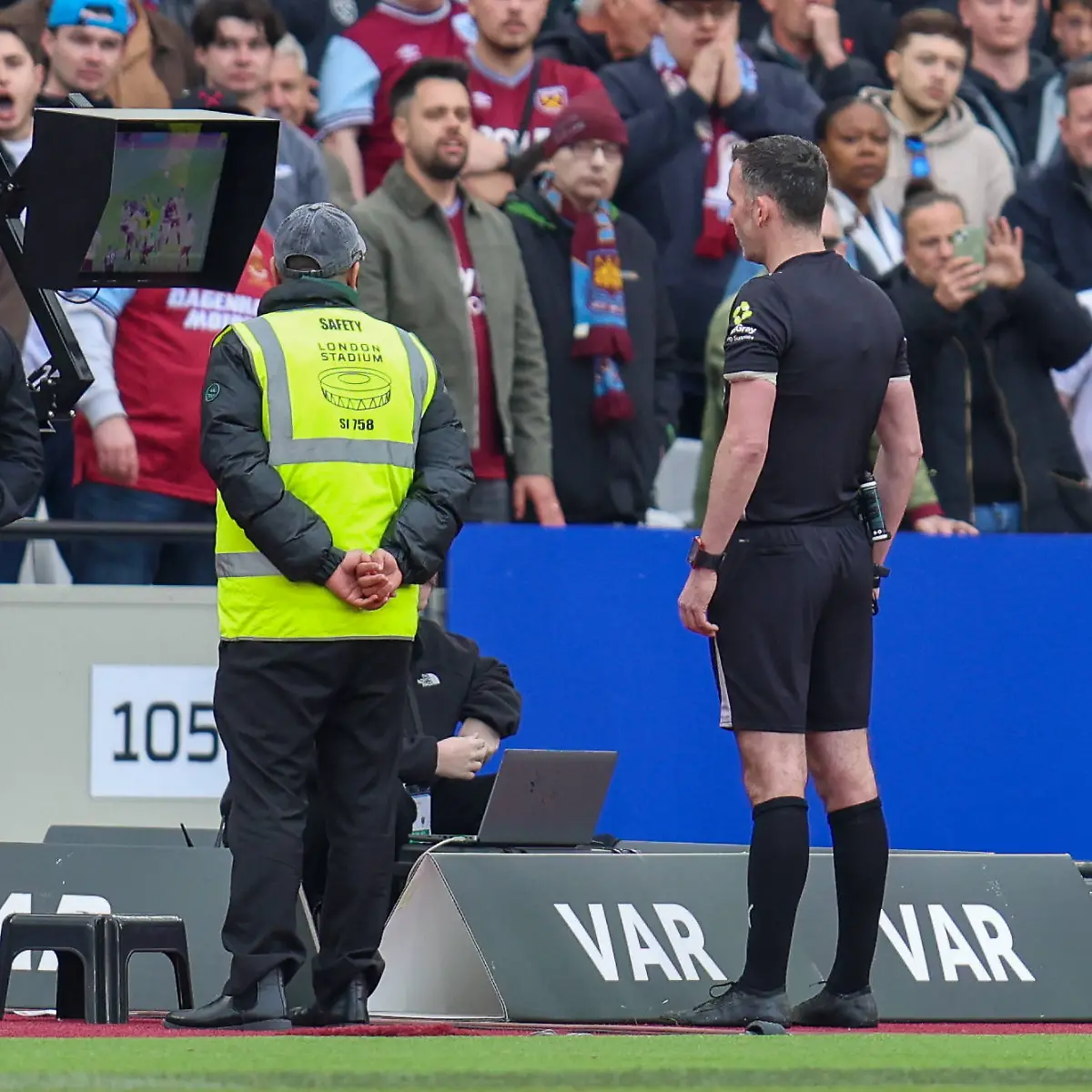 LONDON-ENGLAND-MAY-10-Match-referee-Chris-Kavanagh-reviews-VAR-before-disallowing-a-late-goal-from-Callum-Wilson-of-West-Ham-United-during-the-Premier-League-match-between-West-Ham-United-and-Arsenal-at-London-Stadium-on-May-10th-2026-in-London-Spain-Photo-by-Alexander-Canillas-Sports-Press-Photo-PUBLICATIONxNOTxINxBRAxMEX-Copyright-xAlexanderxCanillas-SPPx-Sportspressphoto-SPR144529