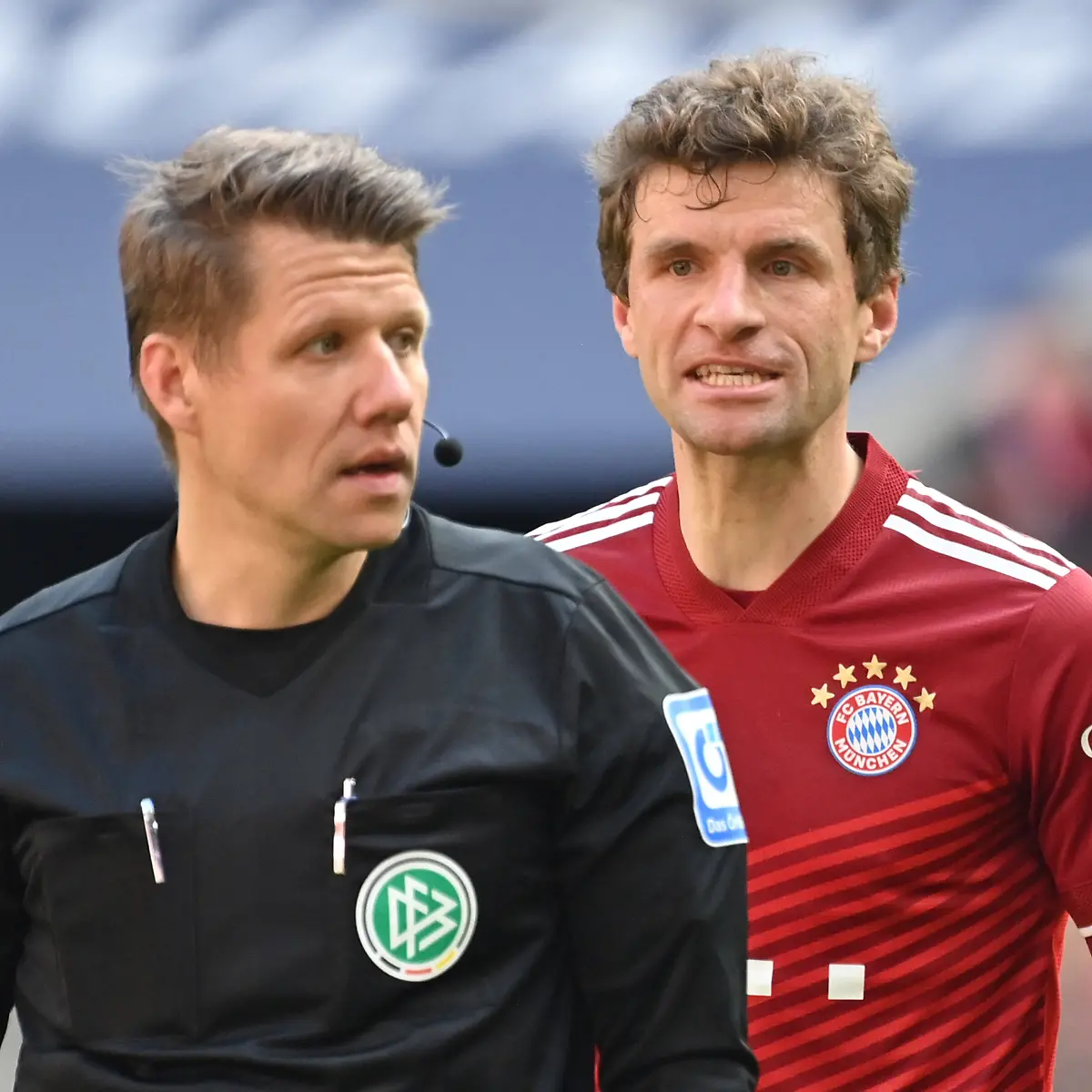 Thomas-MUELLER-MUeLLER-Bayern-Muenchen-steht-hinter-Schiedsrichter-Patrick-ITTRICH-Fussball-1-Bundesliga-Saison-2021-2022-29-Spieltag-Spieltag29-FC-Bayern-Muenchen-FC-Augsburg-1-0-am-09-04-2022-A-L-L-I-A-N-Z-A-R-E-N-A-Muenchen