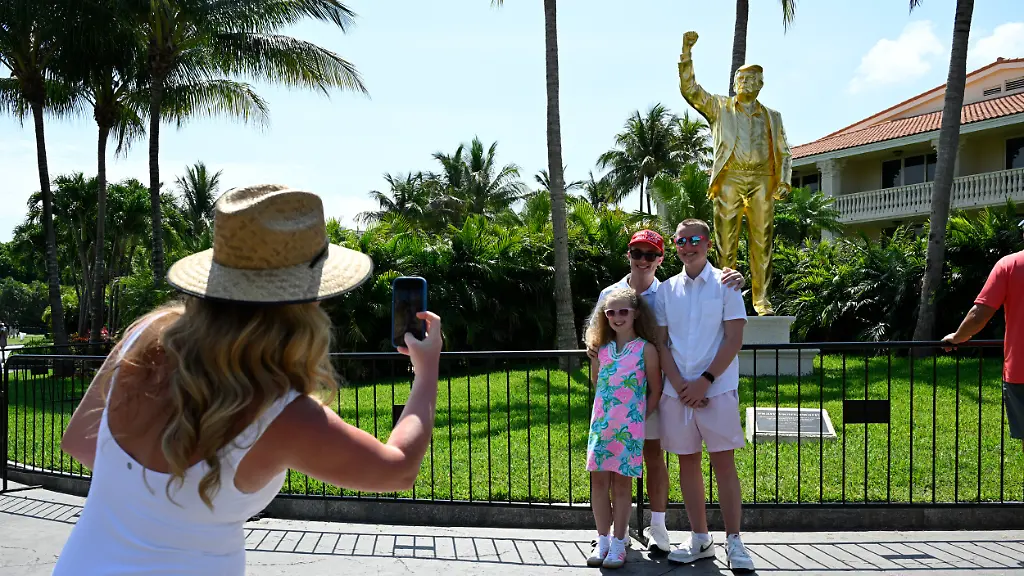 April-30-2026-Doral-Florida-USA-April-30-2026-Doral-Florida-USA-General-view-of-Donald-Trump-gold-leaf-bronzed-statue-that-stands-22-feet-tall-with-pedestal-is-viewed-outside-the-10th-hole-on-the-Blue-Monster-course-during-the-first-round-of-the-Cadillac-Championship-2026-at-Trump-National-Doral-Miami-on-April-30-2026-in-Doral-Florida-Credit-Image-A-Michele-Eve-Sandberg-ZUMA-Press-Wire