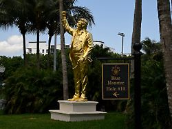 "Wird zu Wahrzeichen werden": Trump freut sich über goldene Trump-Statue und hat große Pläne