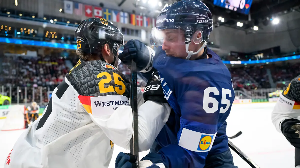 15-05-2026-Schweiz-Zuerich-Eishockey-Maenner-Weltmeisterschaft-Vorrunde-Gruppe-A-Deutschland-Finnland-Swiss-Life-Arena-Deutschlands-Leon-Huttl-l-kaempft-gegen-Finnlands-Sakari-Manninen