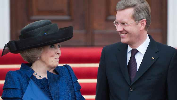 Bundespräsident Wulff begrüßt Königin Beatrix im Park von Schloss Bellevue.