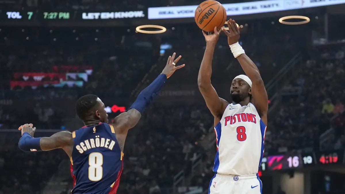 Basketball-Maenner-NBA-Play-off-Runde-Eastern-Conference-Halbfinale-6-Spieltag-Cleveland-Cavaliers-Detroit-Pistons-Detroit-Pistons-Caris-LeVert-r-wirft-ueber-Cleveland-Cavaliers-Dennis-Schroeder