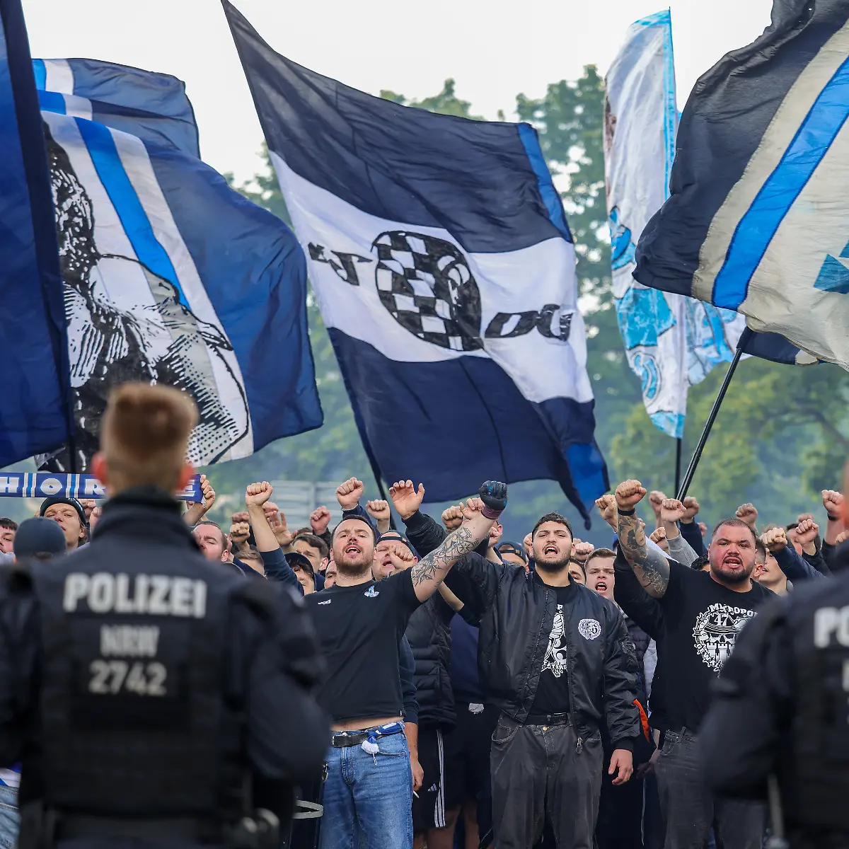 Fussball-Maenner-3-Liga-MSV-Duisburg-Viktoria-Koeln-38-Spieltag-Schauinsland-Reisen-Arena-Zahlreiche-Fans-des-MSV-Duisburg-gehen-bei-einem-Fanmarsch-gemeinsam-zum-Stadion