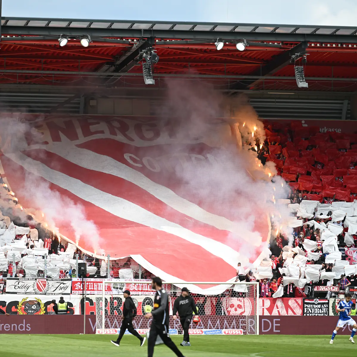 Fussball-Maenner-3-Liga-Jahn-Regensburg-Energie-Cottbus-38-Spieltag-Jahnstadion-Regensburg-Fans-von-Energie-Cottbus-sorgen-vor-dem-Spiel-mit-einer-Choreografie-fuer-Stimmung-WICHTIGER-HINWEIS-Gemaess-den-Vorgaben-der-DFL-Deutsche-Fussball-Liga-bzw-des-DFB-Deutscher-Fussball-Bund-ist-es-untersagt-in-dem-Stadion-und-oder-vom-Spiel-angefertigte-Fotoaufnahmen-in-Form-von-Sequenzbildern-und-oder-videoaehnlichen-Fotostrecken-zu-verwerten-bzw-verwerten-zu-lassen