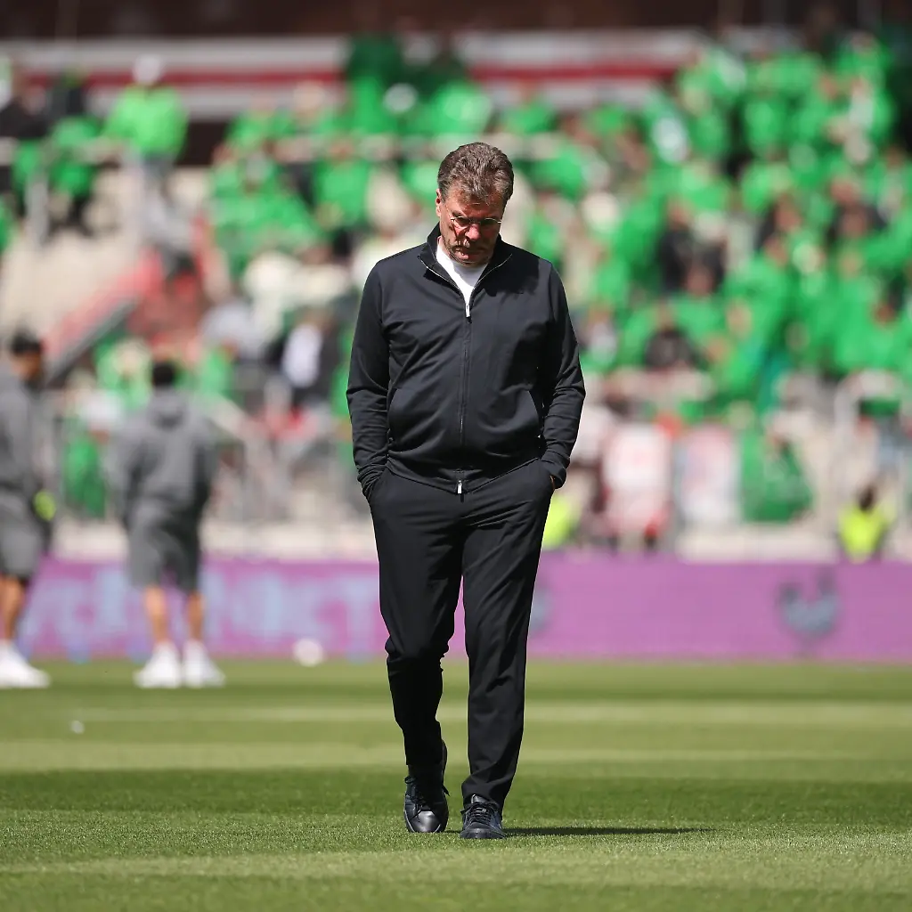 Fussball-Maenner-Bundesliga-FC-St-Pauli-VfL-Wolfsburg-34-Spieltag-Millerntor-Stadion-Trainer-Dieter-Hecking-VfL-Wolfsburg-geht-vor-dem-Spiel-ueber-den-Rasen