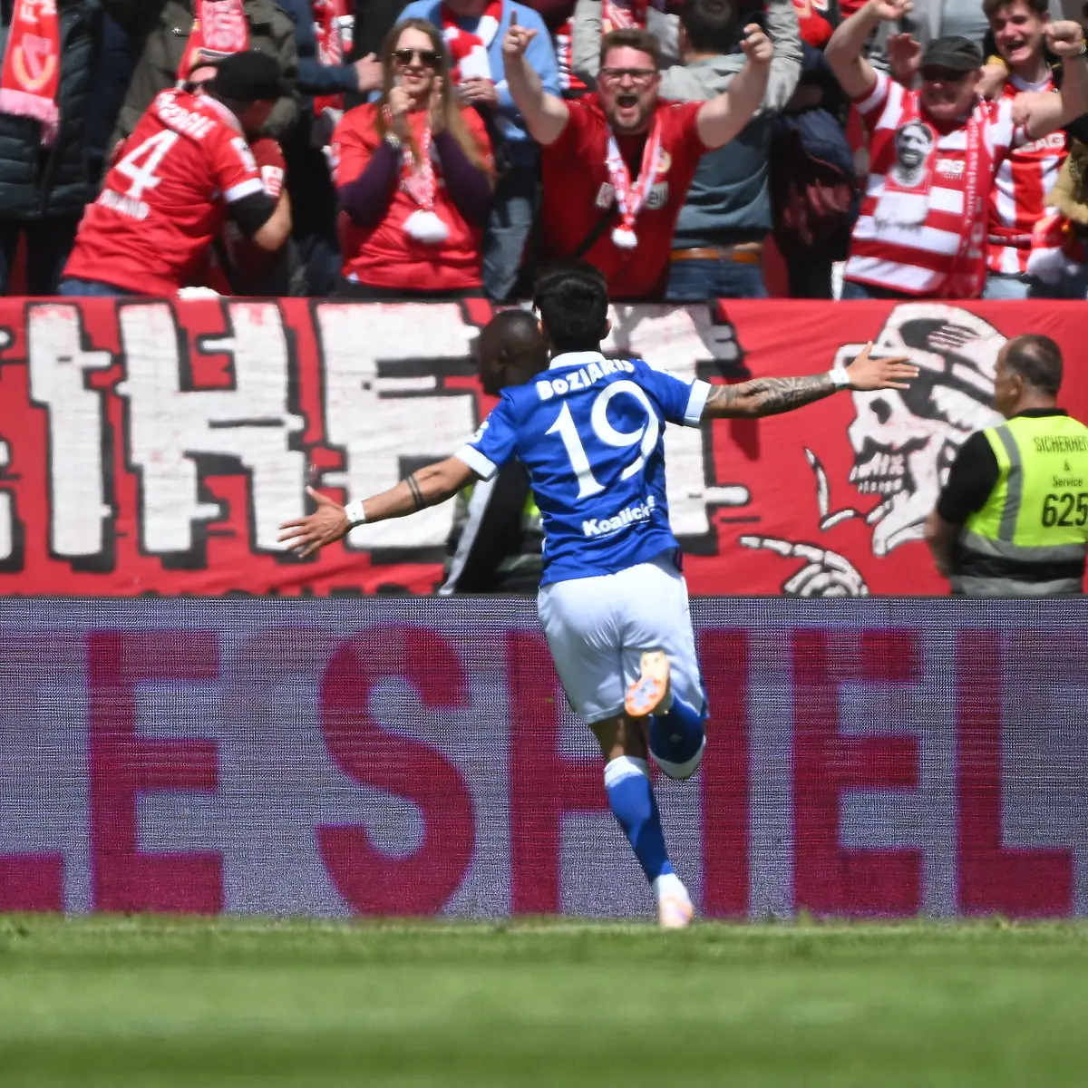 Jannis-Boziaris-Mittelfeld-FC-Energie-Cottbus-schiesst-in-der-27-Minute-das-1-0-fuer-Energie-Cottbus-3-Liga-38-ST-SSV-Jahn-Regensburg-vs-FC-Energie-Cottbus-Regensburg-16-05-2026