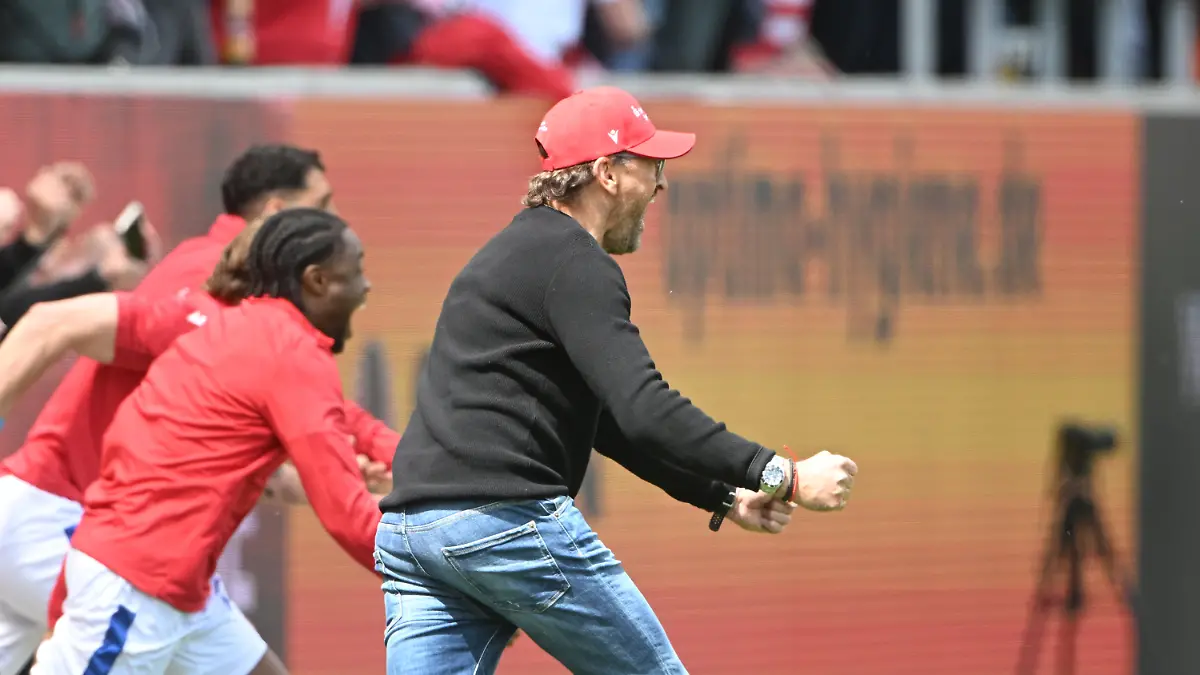 16-05-2026-Bayern-Regensburg-Fussball-Maenner-3-Liga-Jahn-Regensburg-Energie-Cottbus-38-Spieltag-Jahnstadion-Regensburg-Trainer-Claus-Dieter-Wollitz-Energie-Cottbus-jubelt-nach-dem-Tor-zum-0-1-WICHTIGER-HINWEIS-Gemaess-den-Vorgaben-der-DFL-Deutsche-Fussball-Liga-bzw-des-DFB-Deutscher-Fussball-Bund-ist-es-untersagt-in-dem-Stadion-und-oder-vom-Spiel-angefertigte-Fotoaufnahmen-in-Form-von-Sequenzbildern-und-oder-videoaehnlichen-Fotostrecken-zu-verwerten-bzw-verwerten-zu-lassen