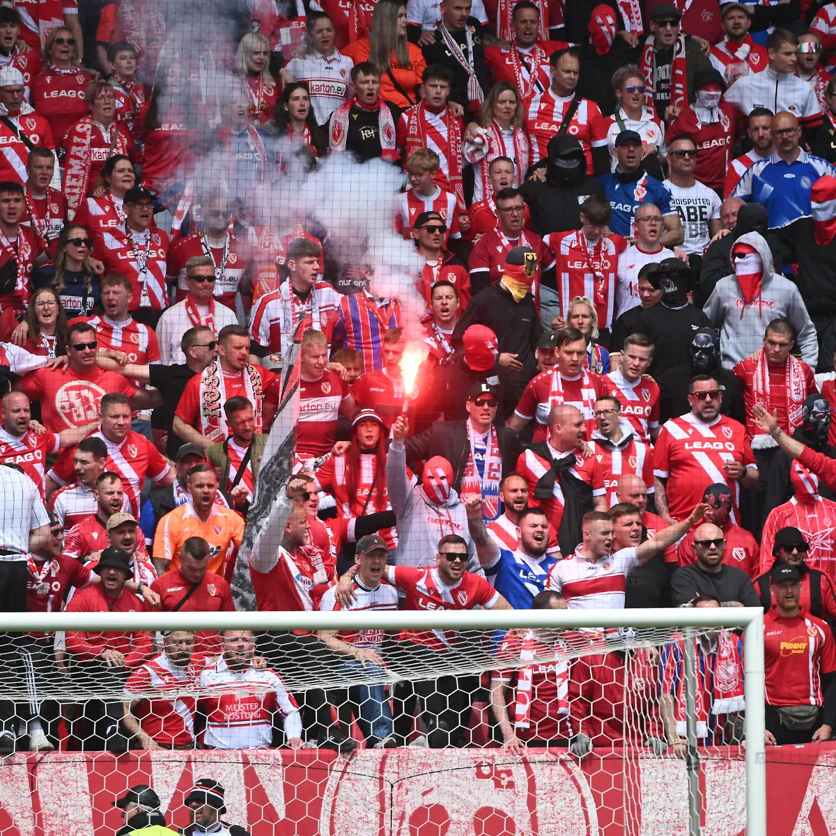 Fans-jubeln-3-Liga-38-ST-SSV-Jahn-Regensburg-vs-FC-Energie-Cottbus-Regensburg-16-05-2026