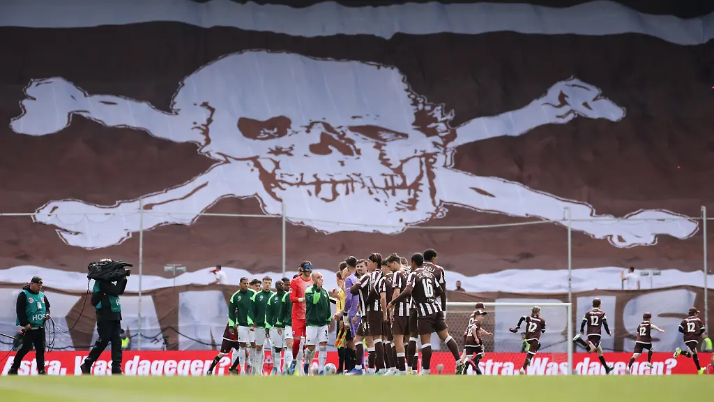 Fussball-Maenner-Bundesliga-FC-St-Pauli-VfL-Wolfsburg-34-Spieltag-Millerntor-Stadion-Die-Fans-vom-FC-St-Pauli-mit-einer-Choreographie-vor-dem-Spiel