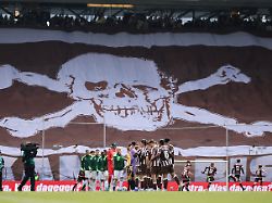 Fussball Maenner Bundesliga FC St Pauli VfL Wolfsburg 34 Spieltag Millerntor Stadion Die Fans Vom FC St Pauli Mit Einer Choreographie Vor Dem Spiel