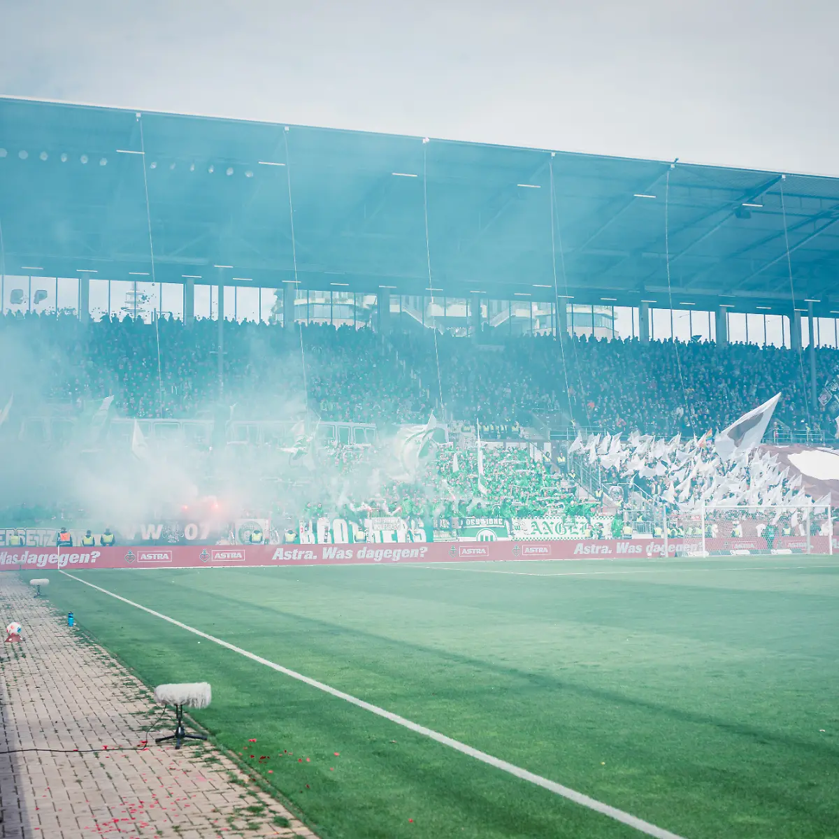 Die-Fans-supporters-vom-Wolfsburg-zuenden-Pyrotechnik-Fussball-1-Bundesliga-Bundesliga-34-Spieltag-FC-St-Pauli-Hamburg-vs-Wolfsburg-am-16-05-2026-im-Millerntor-Stadion-Hamburg-DFL-REGULATIONS-PROHIBIT-ANY-USE-OF-PHOTOGRAPHS-AS-IMAGE-SEQUENCES-AND-OR-QUASI-VIDEO