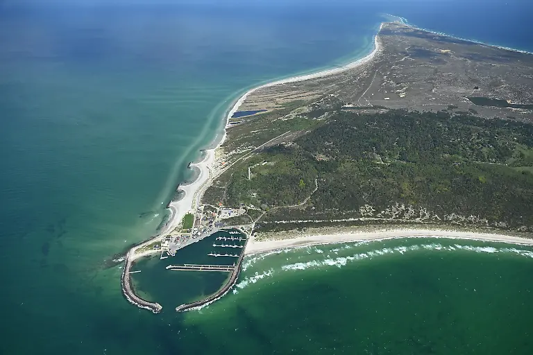 Eine-Luftaufnahme-zeigt-die-daenische-Insel-Anholt-vor-der-am-Freitag-ein-totel-Wal-im-Wasser-treibt-Unklar-ist-ob-es-sich-um-den-Wal-handelt-der-Ende-Maerz-erstmals-vor-Timmendorfer-Strand-gestrandet-war-und-rund-einen-Monat-spaeter-in-die-Nordsee-transportiert-wurde