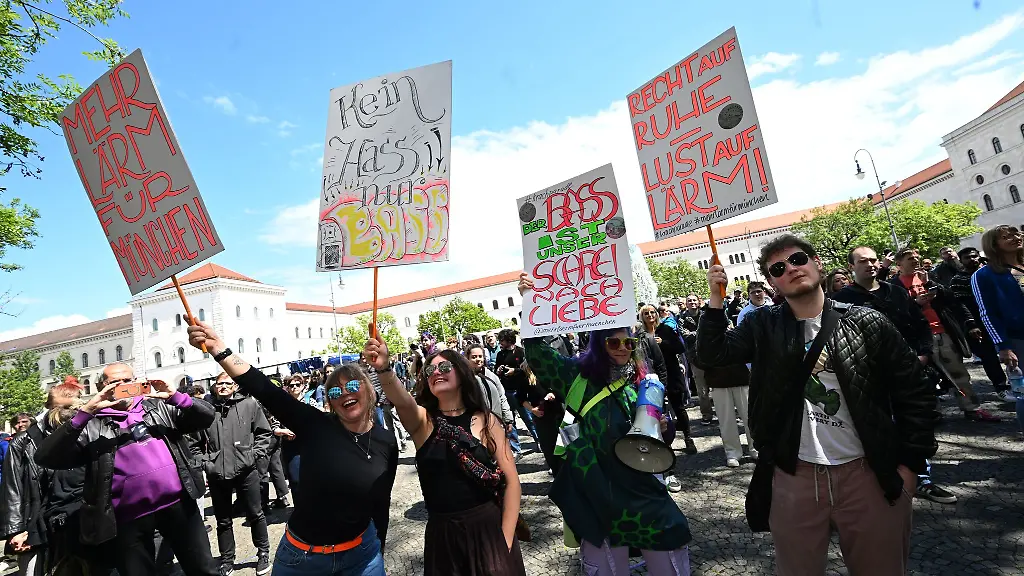 Mehrere-Tausend-Menschen-nehmen-in-Muenchen-an-der-Krachparade-teil