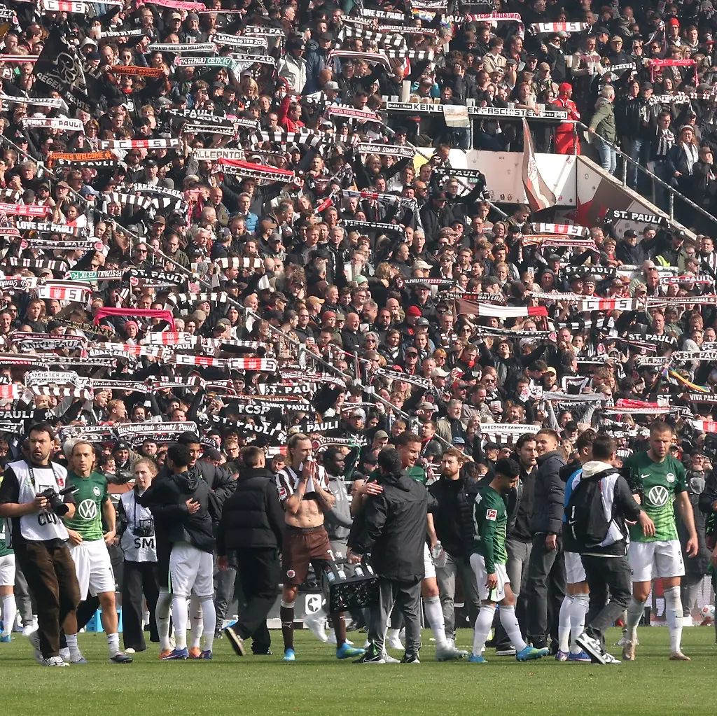Fussball-Maenner-Bundesliga-FC-St-Pauli-VfL-Wolfsburg-34-Spieltag-Millerntor-Stadion-Die-Fans-des-FC-St-Pauli-schwenken-nach-dem-Abstieg-die-Fanschals