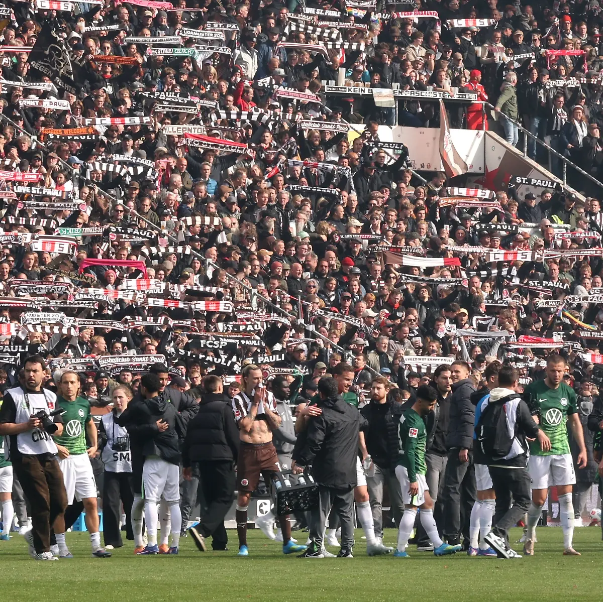 Fussball-Maenner-Bundesliga-FC-St-Pauli-VfL-Wolfsburg-34-Spieltag-Millerntor-Stadion-Die-Fans-des-FC-St-Pauli-schwenken-nach-dem-Abstieg-die-Fanschals