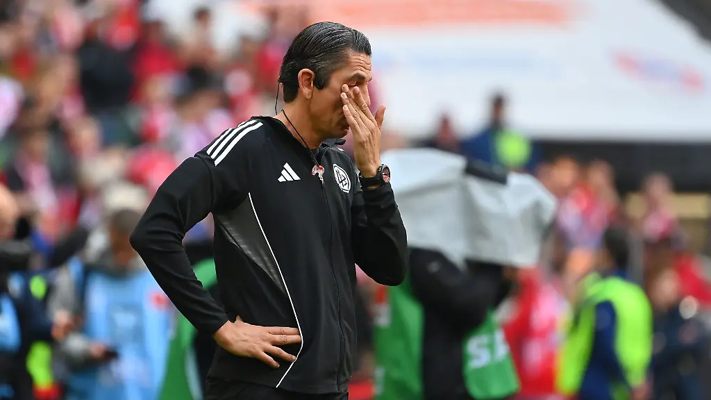 Schiedsrichter-Deniz-AYTEKIN-miz-Traenen-vor-Spielbeginn-Fussball-1-Bundesliga-Saison-2025-2026-34-Spieltag-Spieltag34-FC-Bayern-Muenchen-1-FC-Koeln-am-16-05-2026-A-L-L-I-A-N-Z-A-R-E-N-A