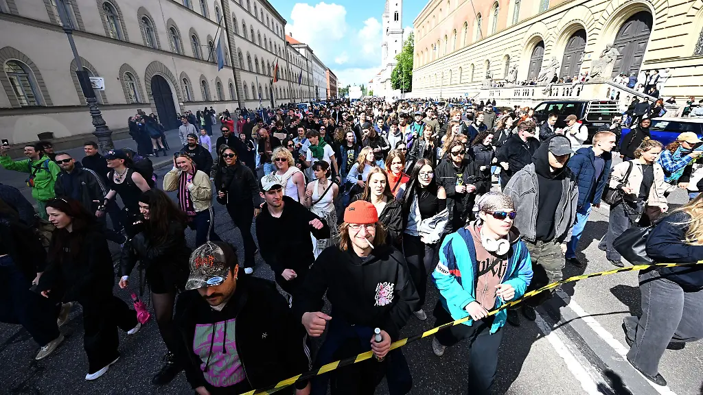 Eine-fuenfstellige-Zahl-von-Menschen-demonstriert-bei-der-Muenchner-Krachparade-gegen-die-hohen-Mieten-und-fuer-eine-lebendige-Kulturszene-inklusive-lauter-Feiern