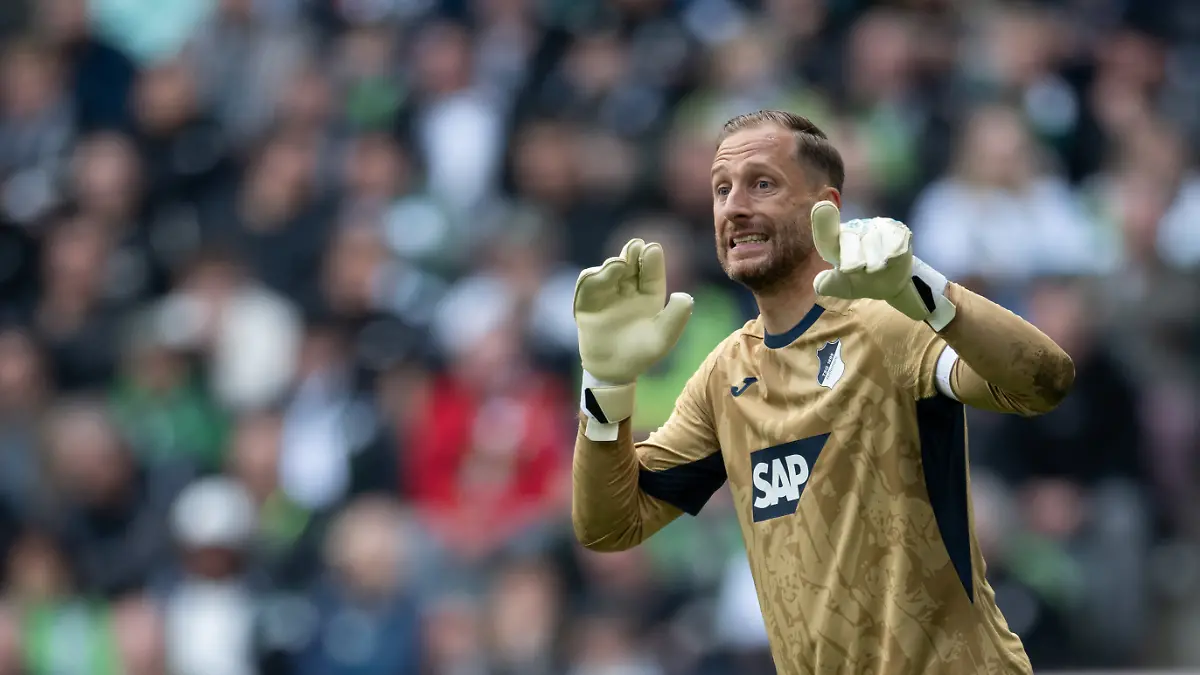 16-05-2026-Nordrhein-Westfalen-Moenchengladbach-Fussball-Maenner-Bundesliga-Borussia-Moenchengladbach-TSG-1899-Hoffenheim-34-Spieltag-Oliver-Baumann-TSG-Hoffenheim-gestikuliert-auf-dem-Spielfeld-Foto-Fabian-Strauch-dpa-WICHTIGER-HINWEIS-Gemaess-den-Vorgaben-der-DFL-Deutsche-Fussball-Liga-bzw-des-DFB-Deutscher-Fussball-Bund-ist-es-untersagt-in-dem-Stadion-und-oder-vom-Spiel-angefertigte-Fotoaufnahmen-in-Form-von-Sequenzbildern-und-oder-videoaehnlichen-Fotostrecken-zu-verwerten-bzw-verwerten-zu-lassen