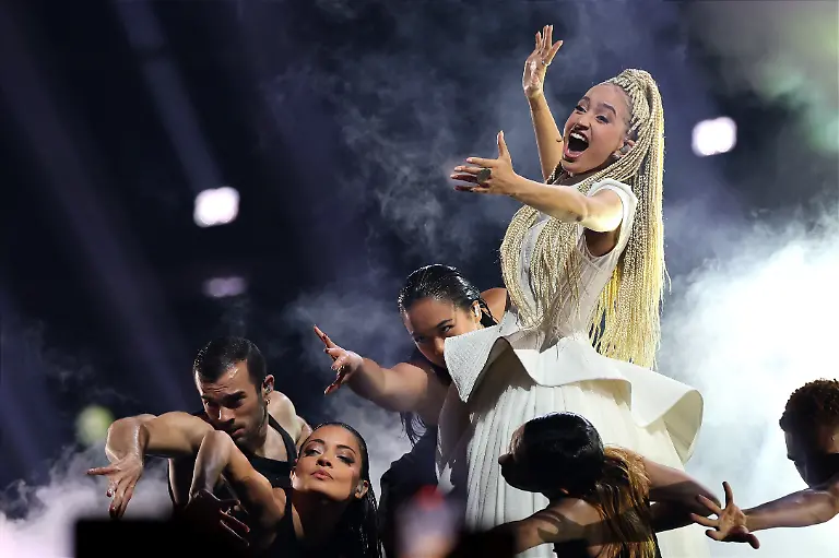 Monroe-aus-Frankreich-mit-dem-Titel-Regarde-tritt-im-Finale-des-70-Eurovision-Song-Contest-ESC-in-der-Wiener-Stadthalle-auf
