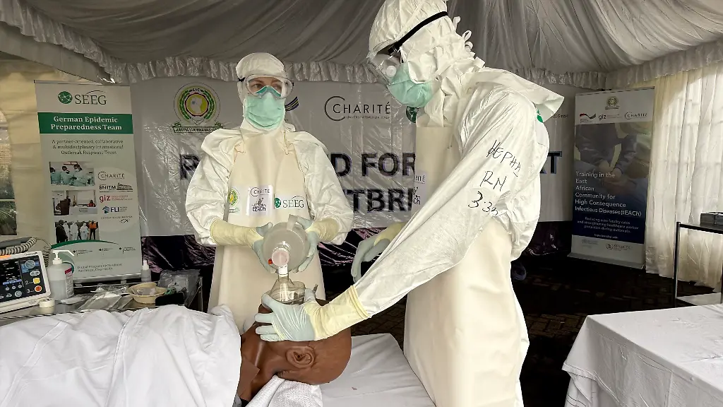 Auf-dem-World-Health-Summit-in-Nairobi-wird-im-Rahmen-einer-Pruefung-die-Schnell-Einsetzbare-Expert-innengruppe-Gesundheit-SEEG-vorgestellt-Sie-ergreift-Sofortmassnahmen-vor-allem-bei-Ausbruechen-hochansteckender-Krankheiten-wie-Ebola-oder-Marburg-Fieber-und-schult-Gesundheitspersonal-vor-Ort-wie-es-Symptome-frueh-erkennen-und-Ausbreitungen-kontrollieren-kann-Fuer-den-Nachweis-von-Erregern-wie-Ebola-oder-MPox-werden-mobile-Labore-zur-Verfuegung-gestellt