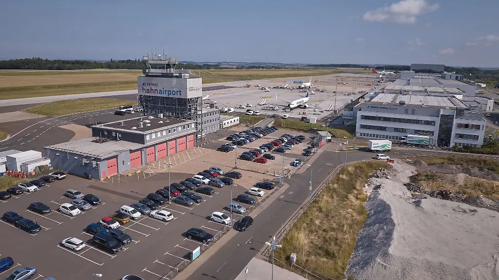Im-vergangenen-Jahr-verzeichnete-der-Flughafen-Hahn-nach-eigenen-Angaben-ein-Passagieraufkommen-von-knapp-2-2-Millionen-Menschen