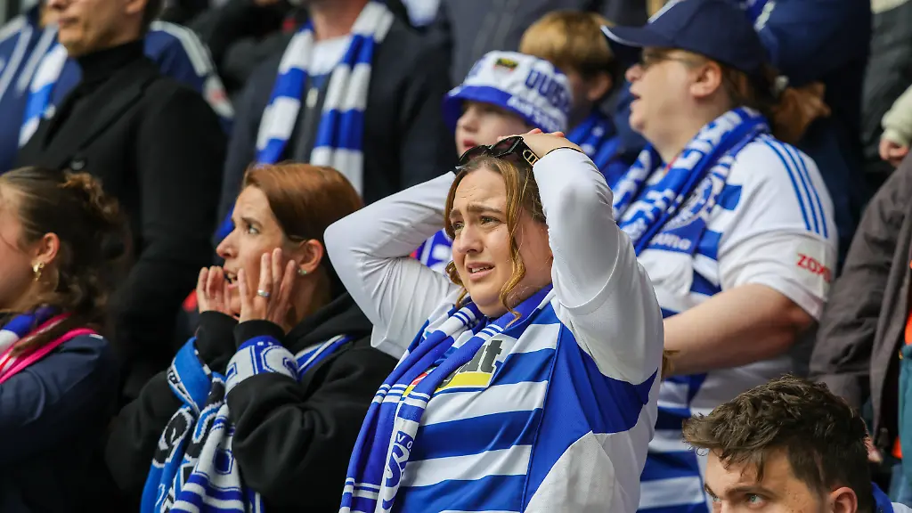 16-05-2026-Nordrhein-Westfalen-Duisburg-Fussball-Maenner-3-Liga-MSV-Duisburg-Viktoria-Koeln-38-Spieltag-Schauinsland-Reisen-Arena-Fans-auf-der-Tribuene-enttaeuscht-nach-Spielende-und-dem-verpassten-Aufstieg-Foto-Christoph-Reichwein-dpa-WICHTIGER-HINWEIS-Gemaess-den-Vorgaben-der-DFL-Deutsche-Fussball-Liga-bzw-des-DFB-Deutscher-Fussball-Bund-ist-es-untersagt-in-dem-Stadion-und-oder-vom-Spiel-angefertigte-Fotoaufnahmen-in-Form-von-Sequenzbildern-und-oder-videoaehnlichen-Fotostrecken-zu-verwerten-bzw-verwerten-zu-lassen