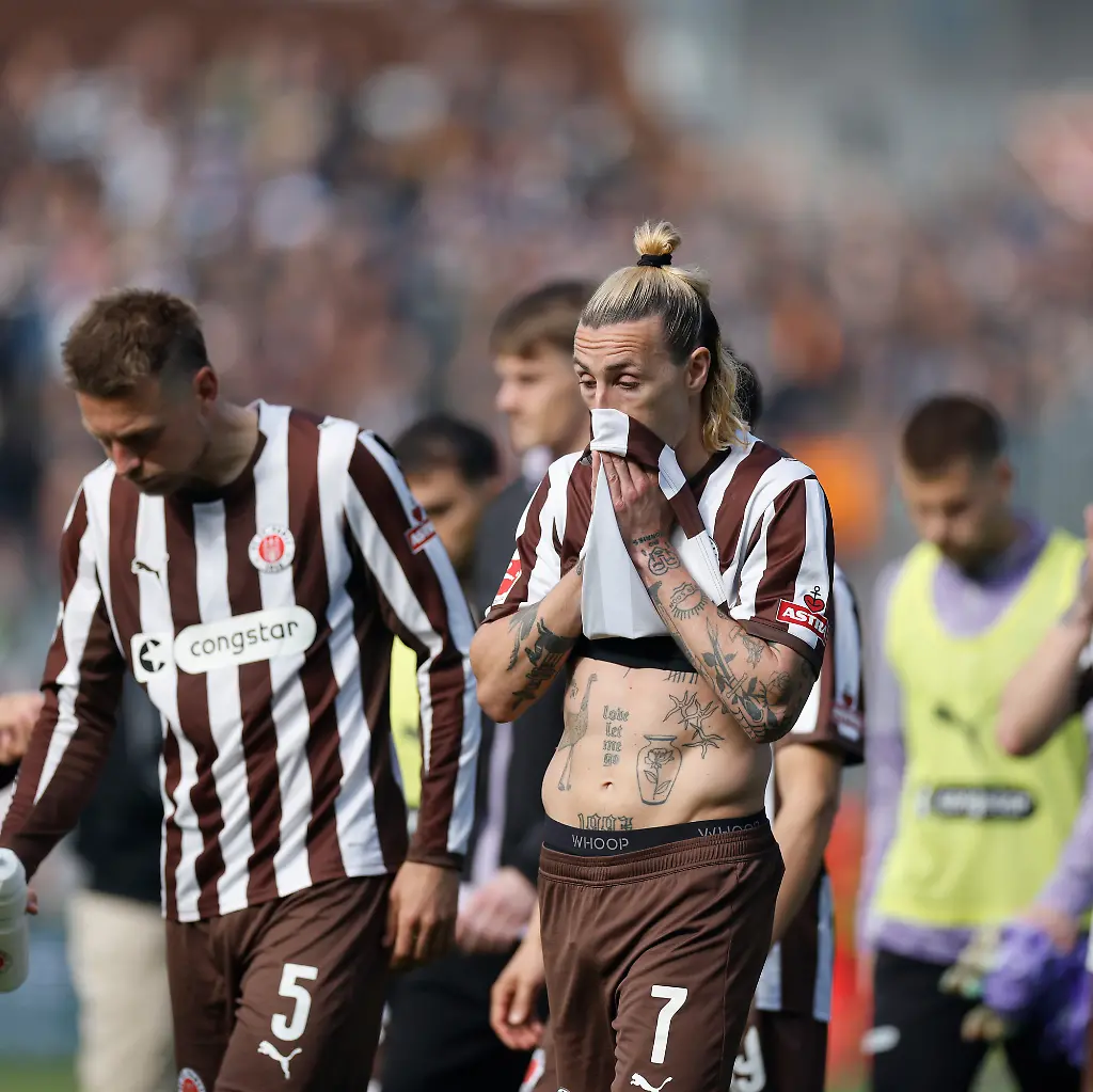 16-05-2026-Hamburg-Fussball-Maenner-Bundesliga-FC-St-Pauli-VfL-Wolfsburg-34-Spieltag-Millerntor-Stadion-Hauke-Wahl-l-r-FC-St-Pauli-Jackson-Irvine-FC-St-Pauli-und-Louis-Oppie-FC-St-Pauli-reagieren-nach-dem-Spiel-WICHTIGER-HINWEIS-Gemaess-den-Vorgaben-der-DFL-Deutsche-Fussball-Liga-bzw-des-DFB-Deutscher-Fussball-Bund-ist-es-untersagt-in-dem-Stadion-und-oder-vom-Spiel-angefertigte-Fotoaufnahmen-in-Form-von-Sequenzbildern-und-oder-videoaehnlichen-Fotostrecken-zu-verwerten-bzw-verwerten-zu-lassen