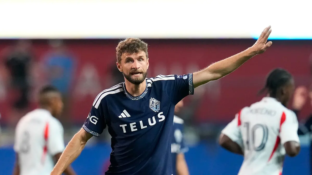 Thomas-Mueller-Vancouver-Whitecaps-13-gestures-FC-Dallas-vs-Vancouver-Whitecaps-FC-Major-League-Soccer-Matchday-13-2026-Season-Toyota-Stadium-Frisco-Texas-USA-13-05-2026-Foto-HMB-Media-Scott-W